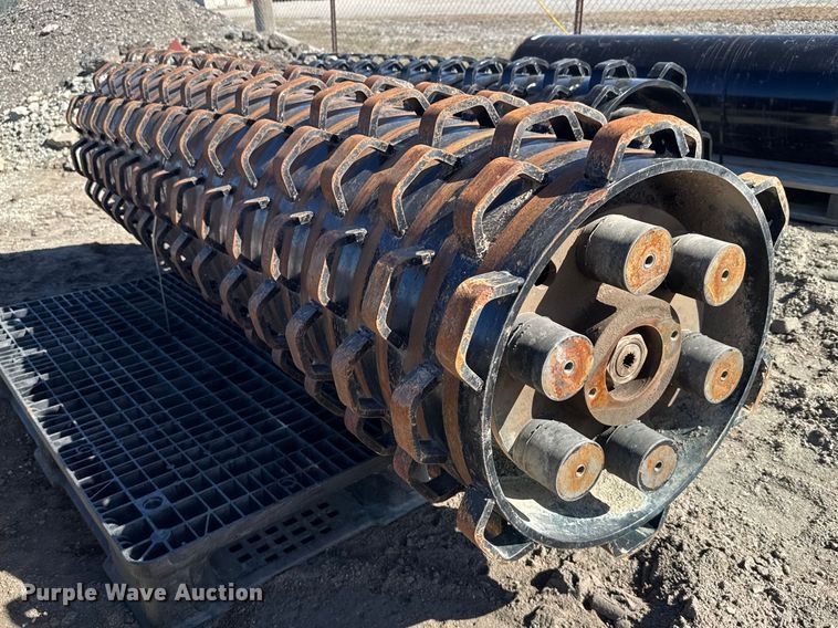 Skid steer pad foot roller - FB0860