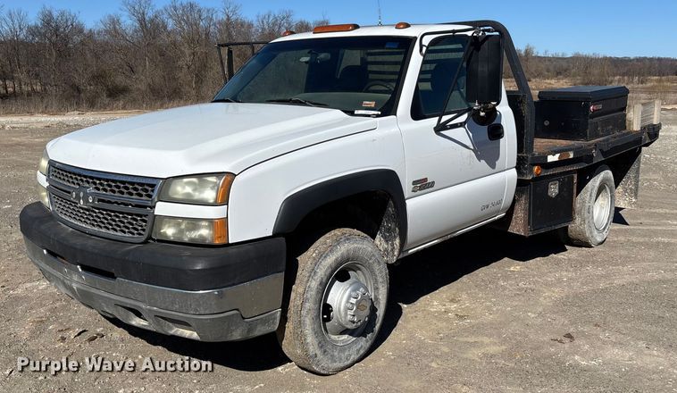 2005 Chevrolet Silverado 3500 flatbed pickup truck - FB3070