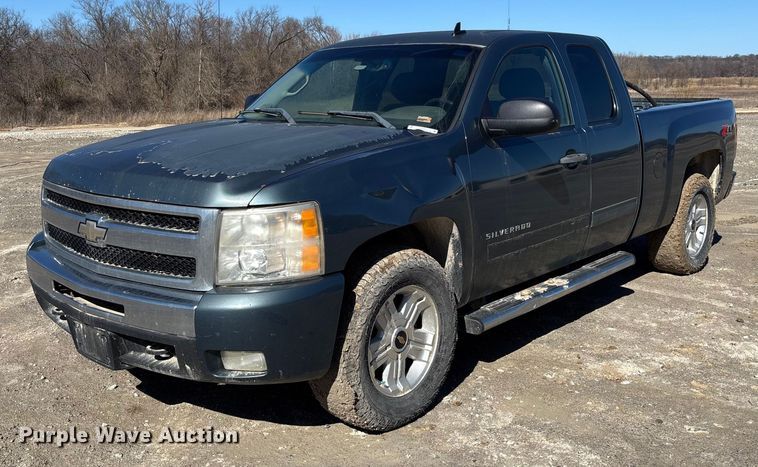 2009 Chevrolet Silverado 1500 Ext. Cab pickup truck - FB3071