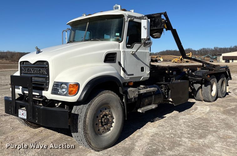 2007 Mack CV713 roll-off container truck - FB3075
