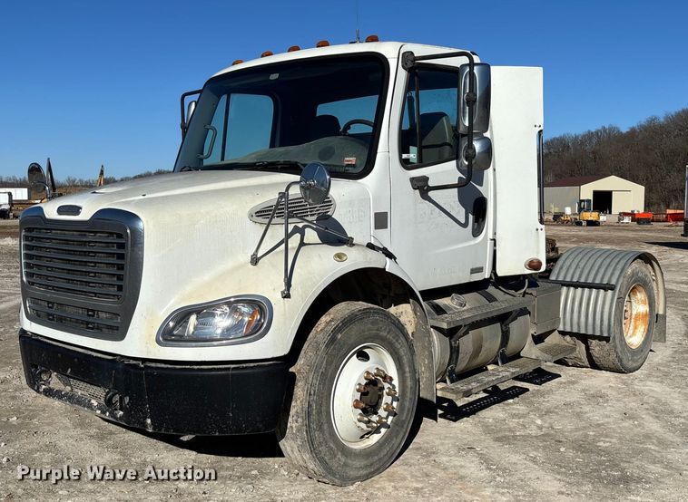 2007 Freightliner M2112 semi truck - FB3076