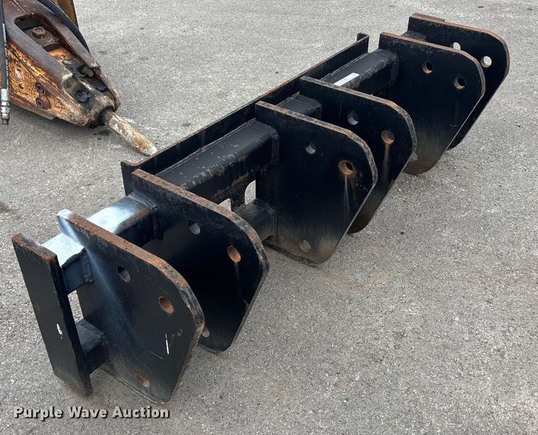 Skid steer mounting bracket - FC1598