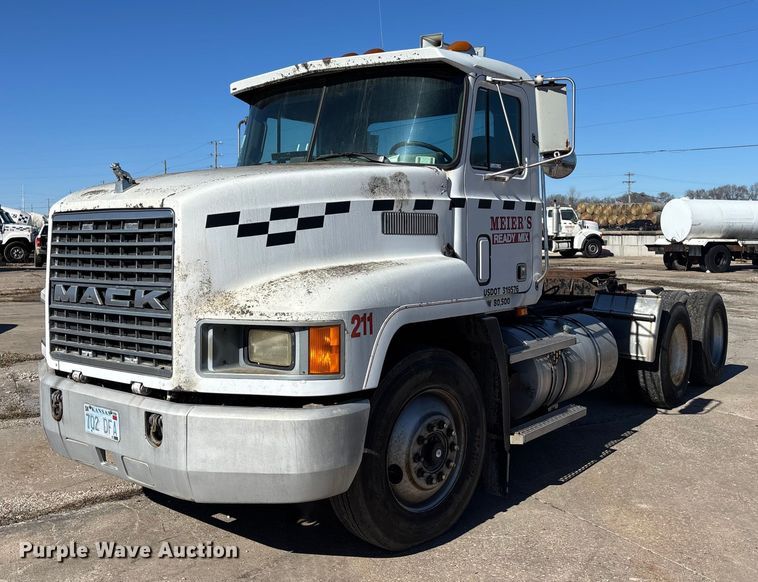 1990 Mack CH613 semi truck - FC1610