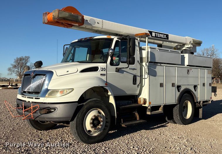 2012 International 4300 bucket truck - FG2694