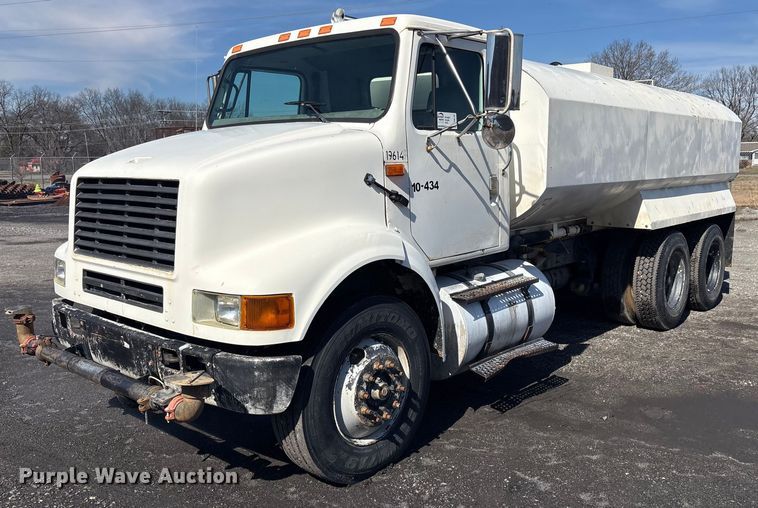 1995 International 8100 water truck - FI0144