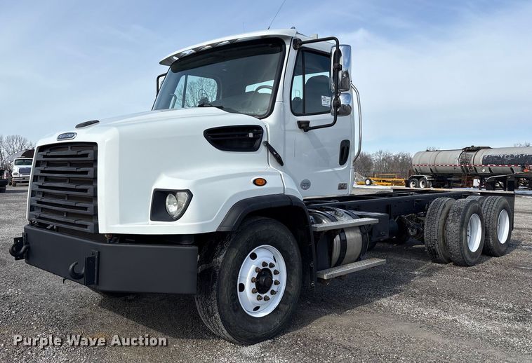 2014 Freightliner 114SD truck cab and chassis - FK1176