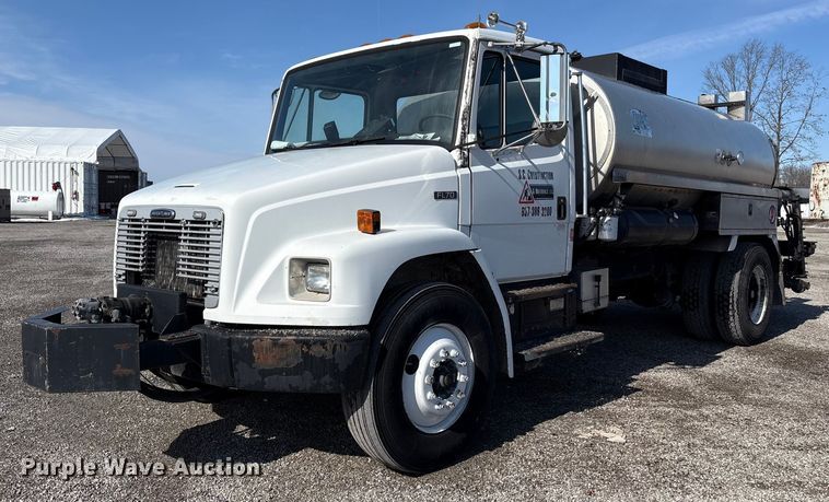 2000 Freightliner FL70 oil distributor truck - FK1178