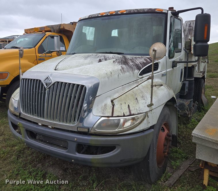 2009 International Dura Star street sweeper - DU2580