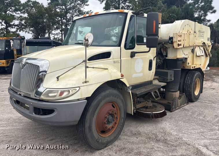 2015 International Navistar 4300M7 vacuum truck - DU2597