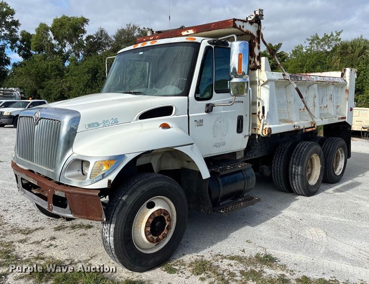 2003 International 7400 dump truck - DU2629
