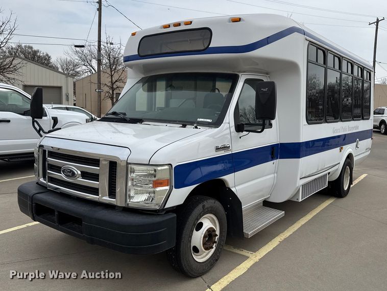 2010 Ford E450 Super Duty shuttle bus - DZ5146