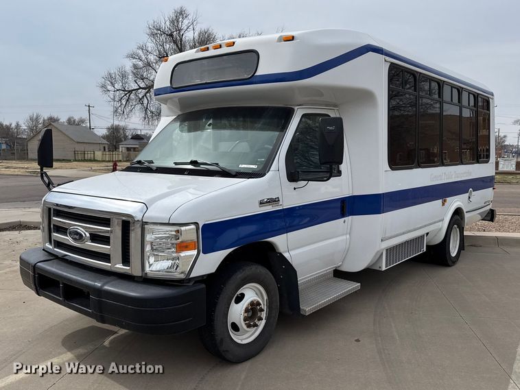 2010 Ford E450 Super Duty shuttle bus - DZ5147