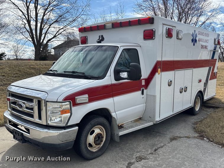 2010 Ford E450 Super Duty ambulance - EA4462