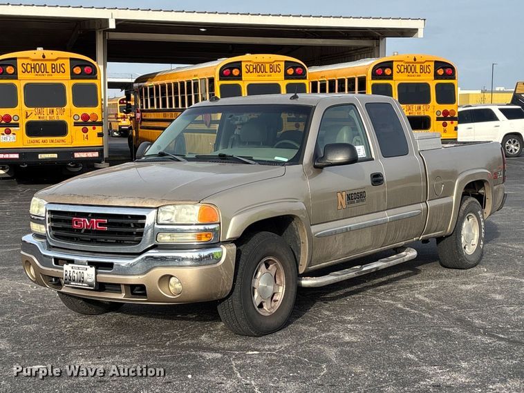 2004 GMC Sierra 1500 Ext. Cab pickup truck - FG0100
