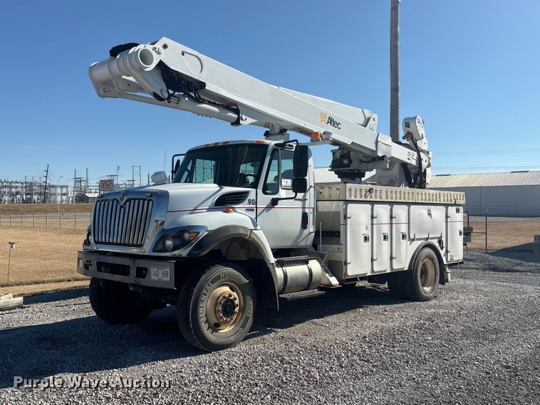 2012 International SR525 bucket truck - FG2661