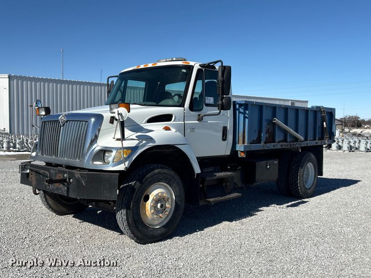 2005 International 7300 dump truck - FG2697