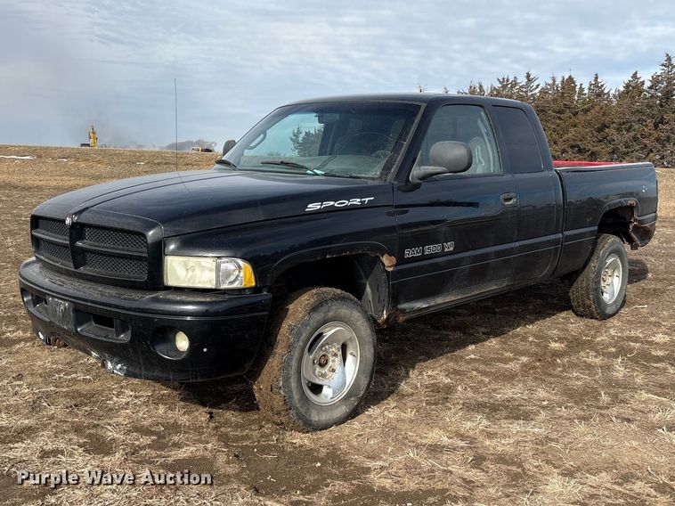 1999 Dodge Ram 1500 Ext. Cab pickup truck - FG2709