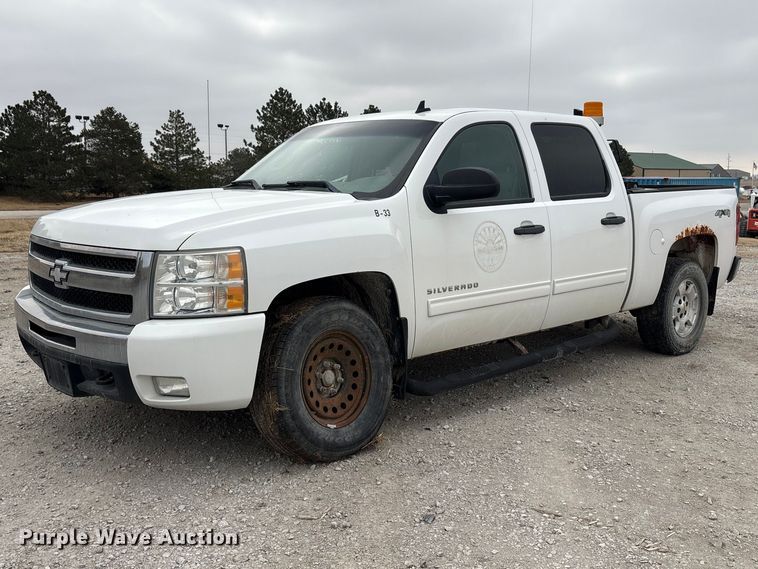 2011 Chevrolet Silverado 1500 Crew Cab pickup truck - FG2722