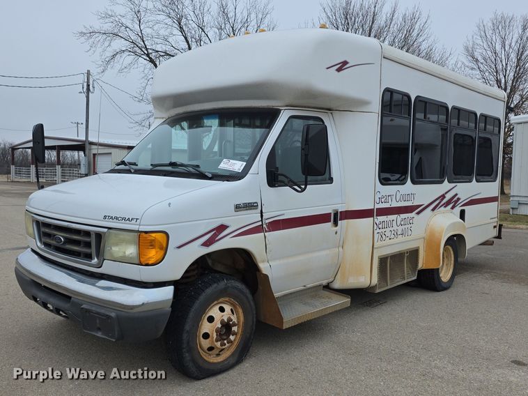 2006 Ford E350 super duty  shuttle bus - FI0901