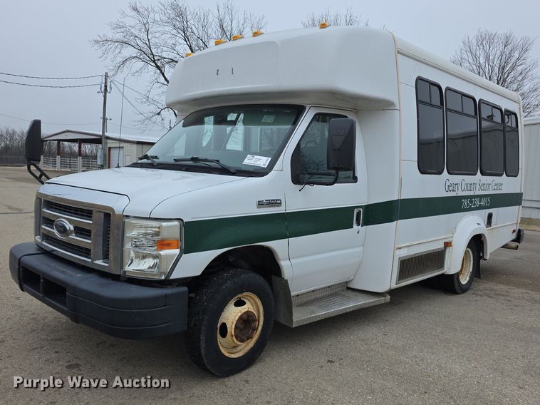 2011 Ford E350 Super Duty shuttle bus - FI0902
