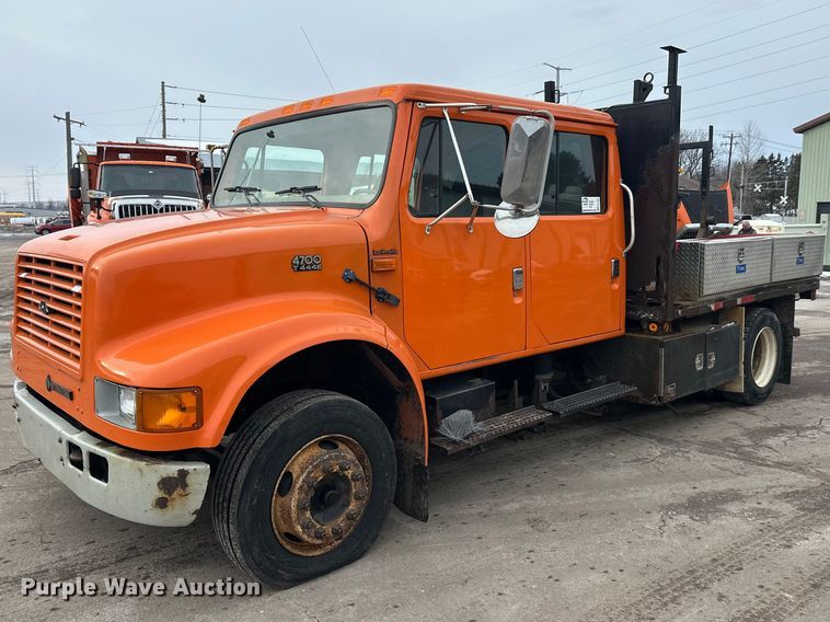 2002 International 4700 Low Profile Crew Cab flatbed truck - FK1581