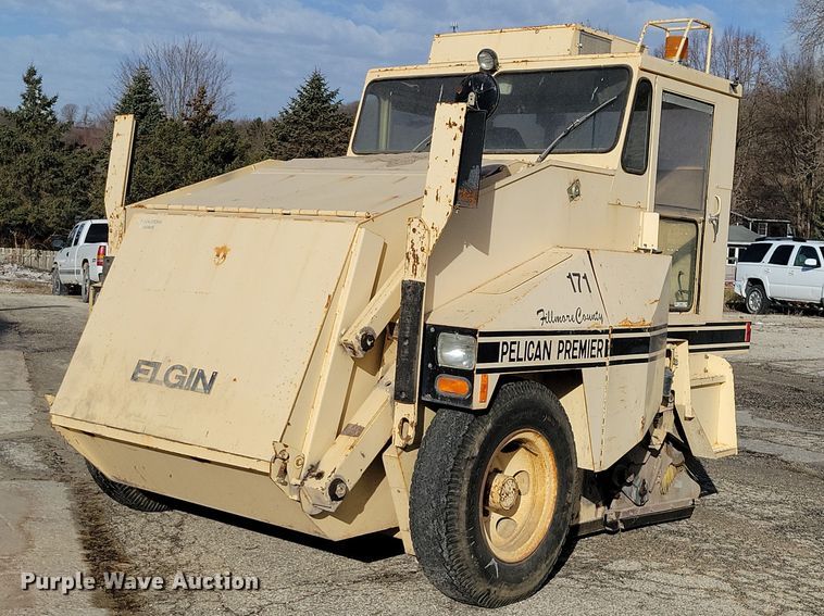 1983 Elgin Pelican Premier street sweeper truck - NK9858