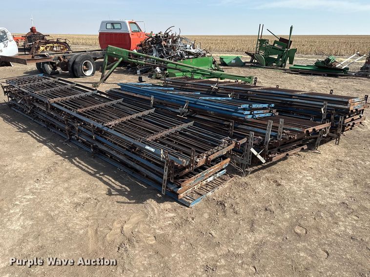 (39) livestock panels - DZ5252