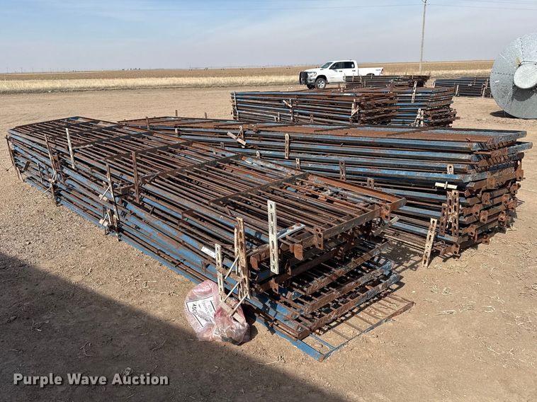 (32) livestock panels - DZ5255