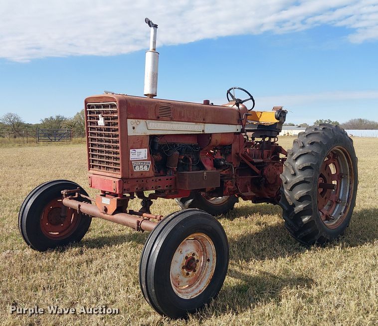1969 International Farmall 656 tractor - EE1381