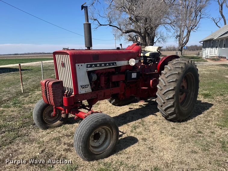 1963 Farmall 706 tractor - FB0935