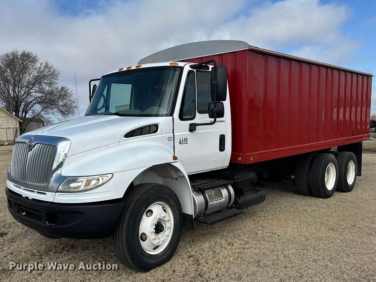 2006 International 4400 grain truck - FB6971