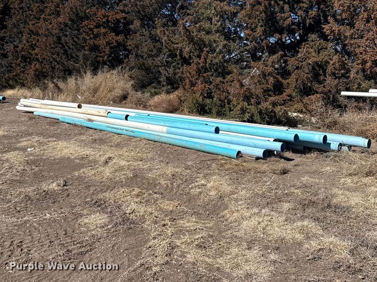 Approximately 25 PVC pipes - FB7044