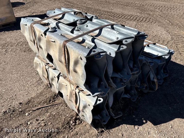 Pivot tire tracks - FB7053