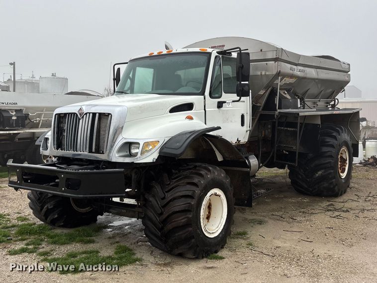2004 International 7400 applicator truck - FG0129