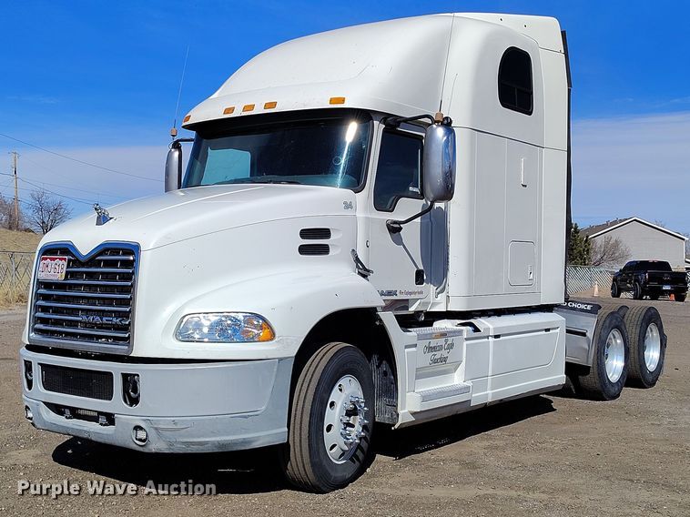 2014 Mack CXU semi truck - BI9759