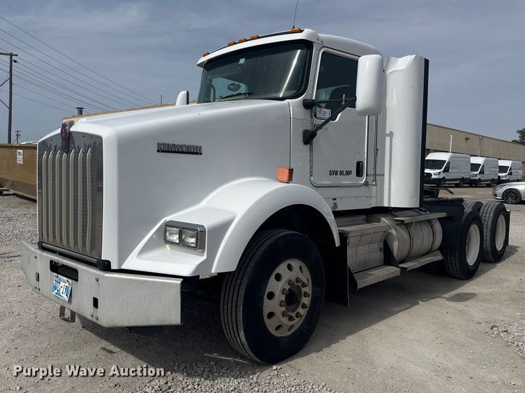 2012 Kenworth T800 semi truck - DQ4346