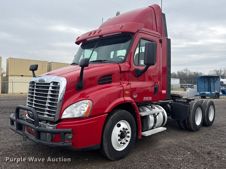 2018 Freightliner Cascadia semi truck - DQ4370