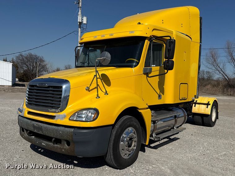 2005 Freightliner Columbia semi truck - DZ4392