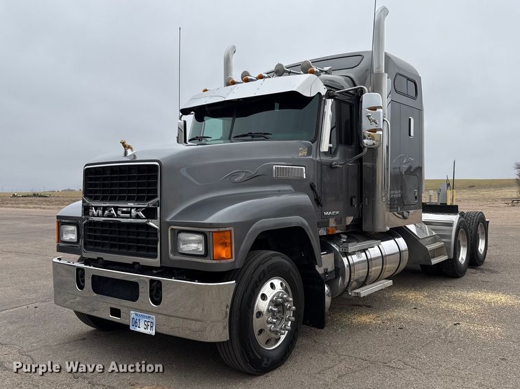 2009 Mack CHU613 semi truck - DZ5149