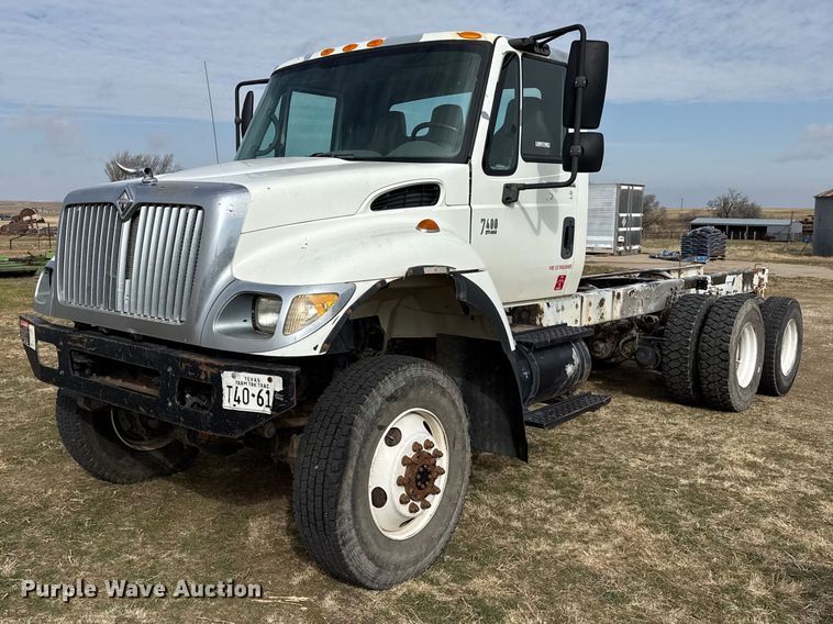 2006 International 7400 truck cab and chassis - DZ5163
