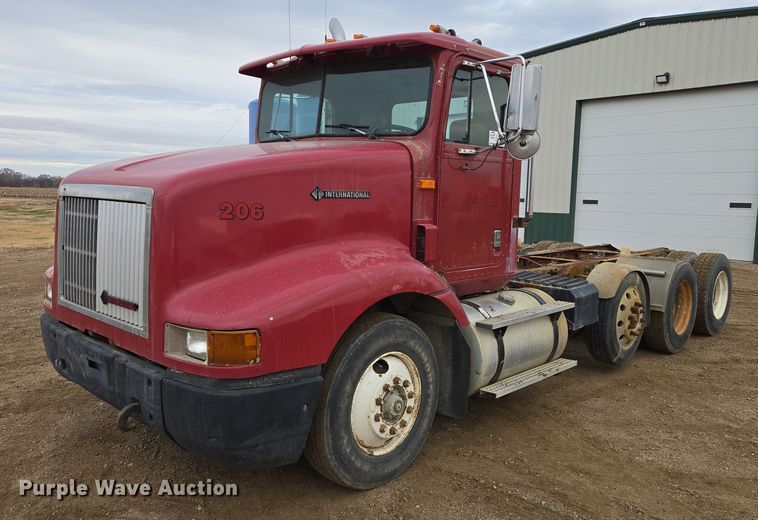 1994 International 9200 truck cab and chassis - EB1185