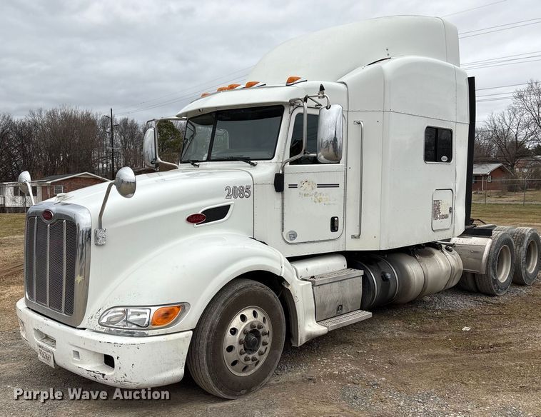2013 Peterbilt 386 semi truck - EF1001