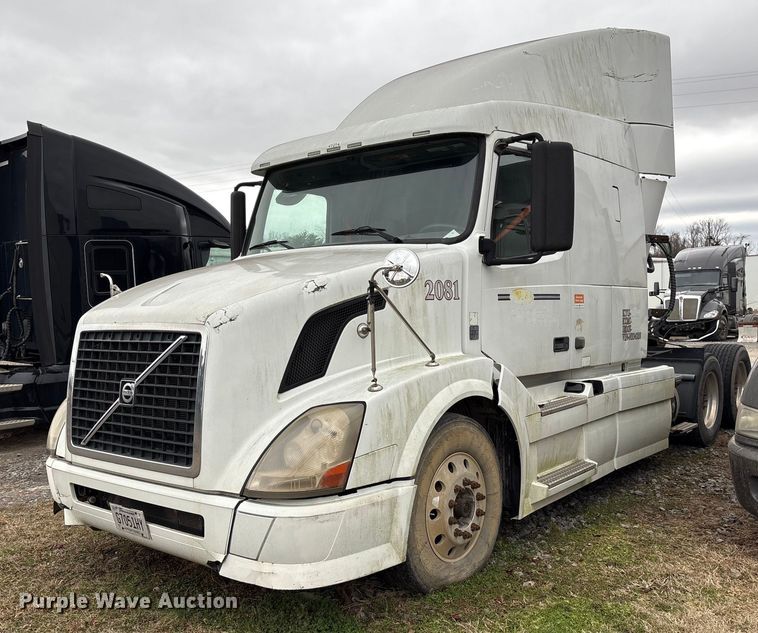 2011 Volvo VNL semi truck - EF1002