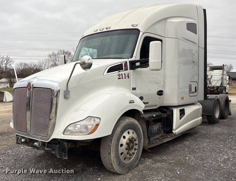 2015 Kenworth T680 semi truck - EF1003