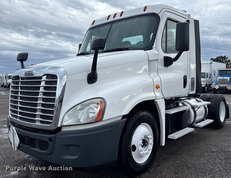 2014 Freightliner Cascadia 125 semi truck - EG1944