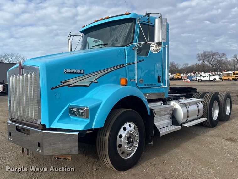 2014 Kenworth T800 semi truck - EG2119