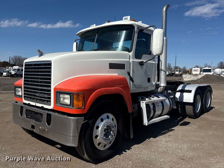 2014 Mack CHU613 semi truck - EG2125