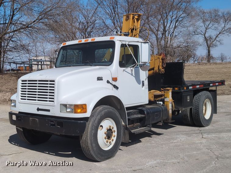 2000 International 4700 flatbed truck - EG2750