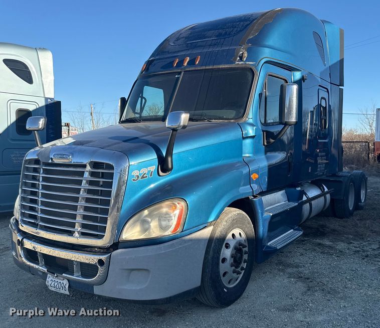2013 Freightliner Cascadia 125 semi truck - EN0478