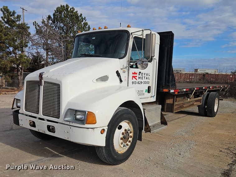 2003 Kenworth T300 flatbed truck - EO7031